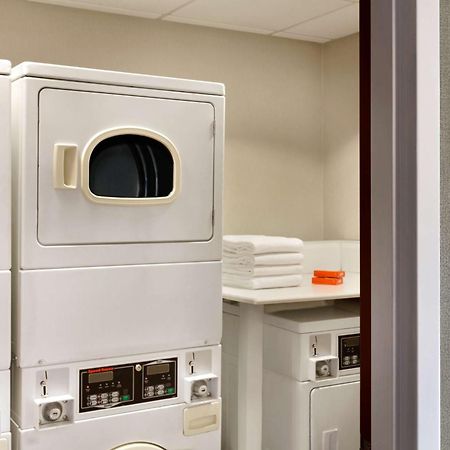 Hampton Inn & Suites By Hilton Manchester Bedford Bagian luar foto