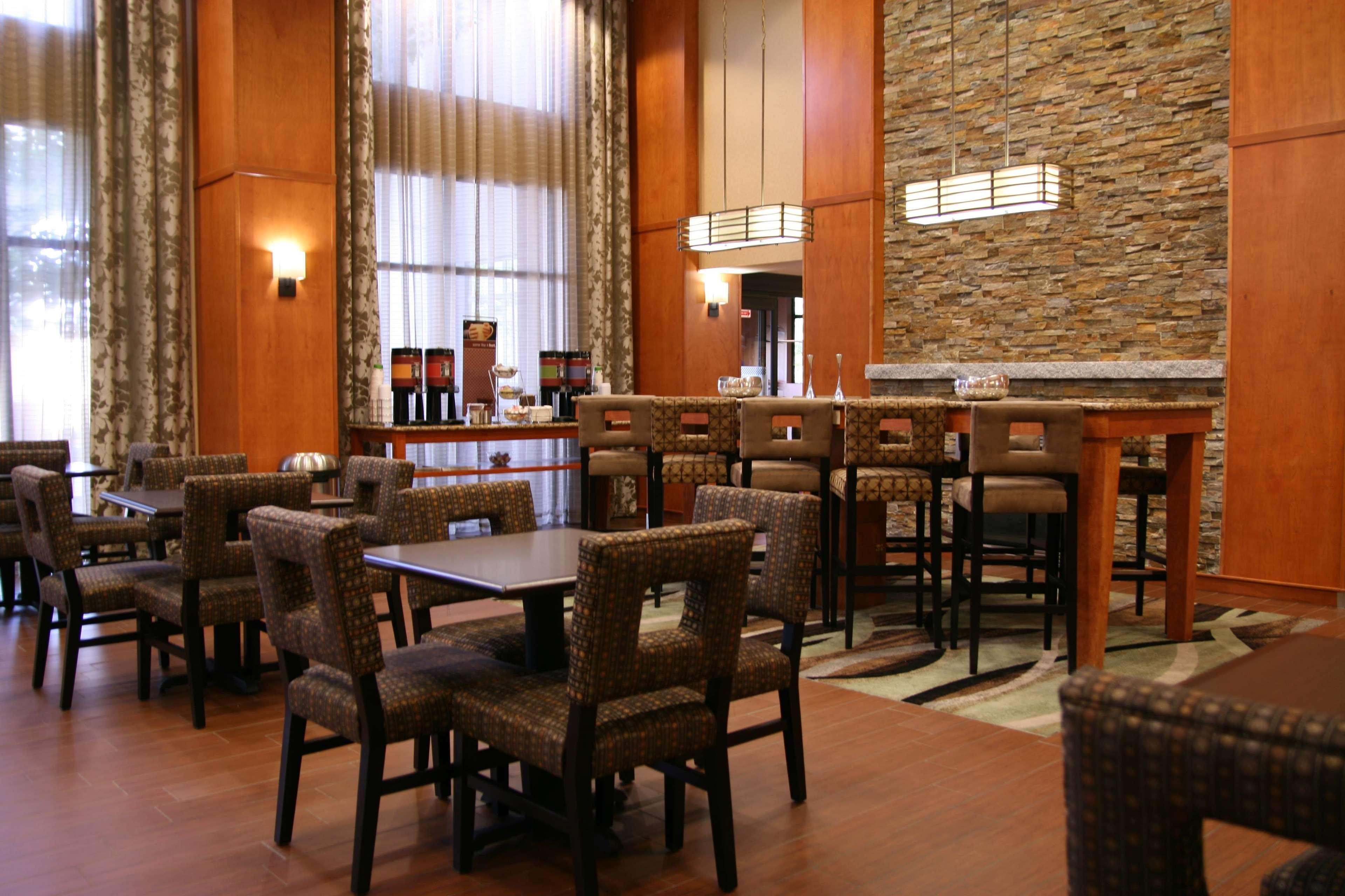 Hampton Inn & Suites By Hilton Manchester Bedford Bagian luar foto