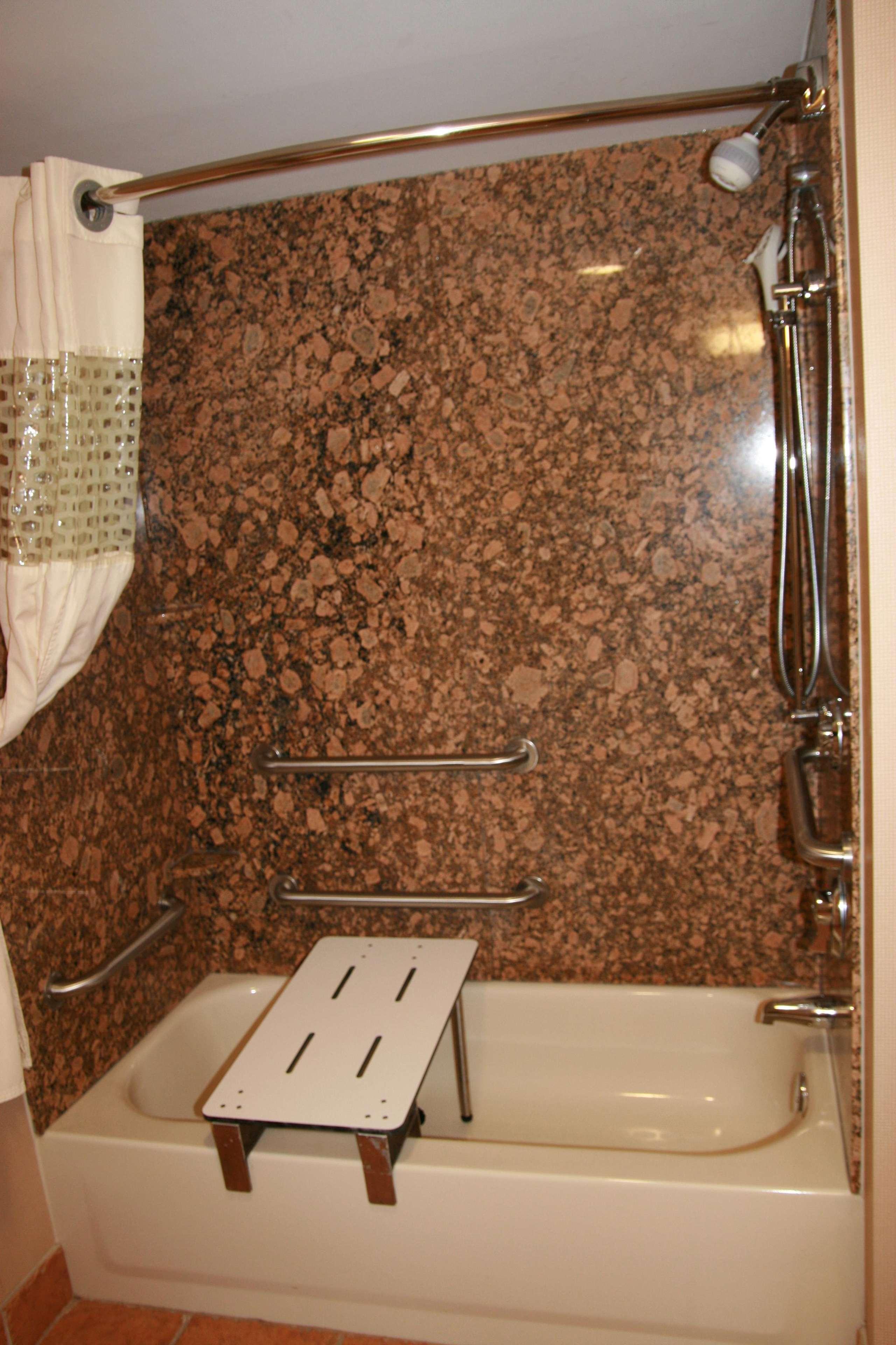 Hampton Inn & Suites By Hilton Manchester Bedford Bagian luar foto