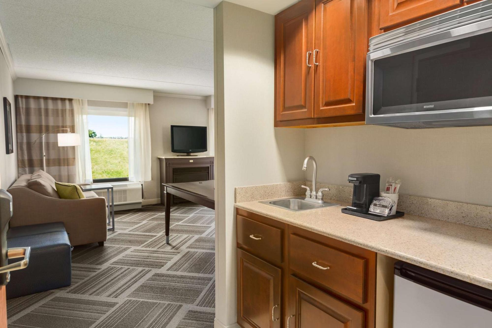 Hampton Inn & Suites By Hilton Manchester Bedford Bagian luar foto