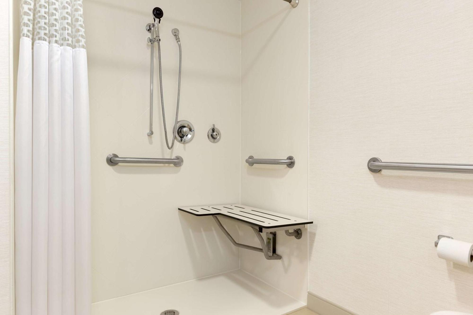 Hampton Inn & Suites By Hilton Manchester Bedford Bagian luar foto