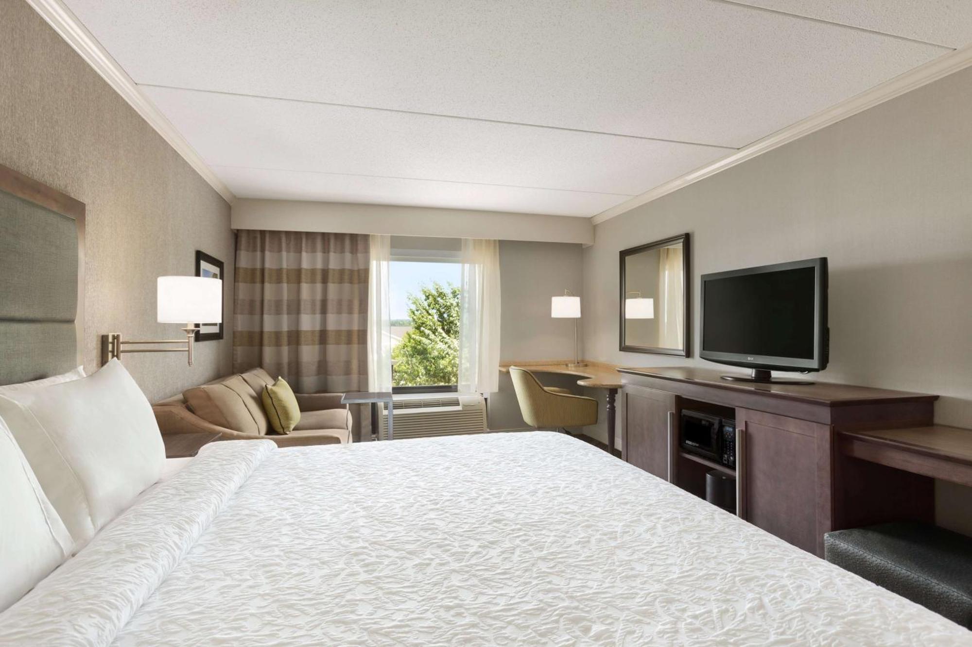 Hampton Inn & Suites By Hilton Manchester Bedford Bagian luar foto