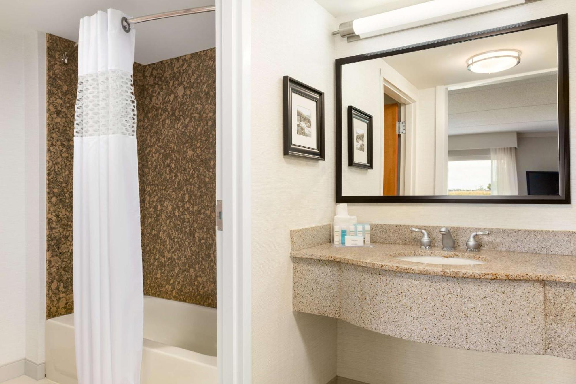 Hampton Inn & Suites By Hilton Manchester Bedford Bagian luar foto