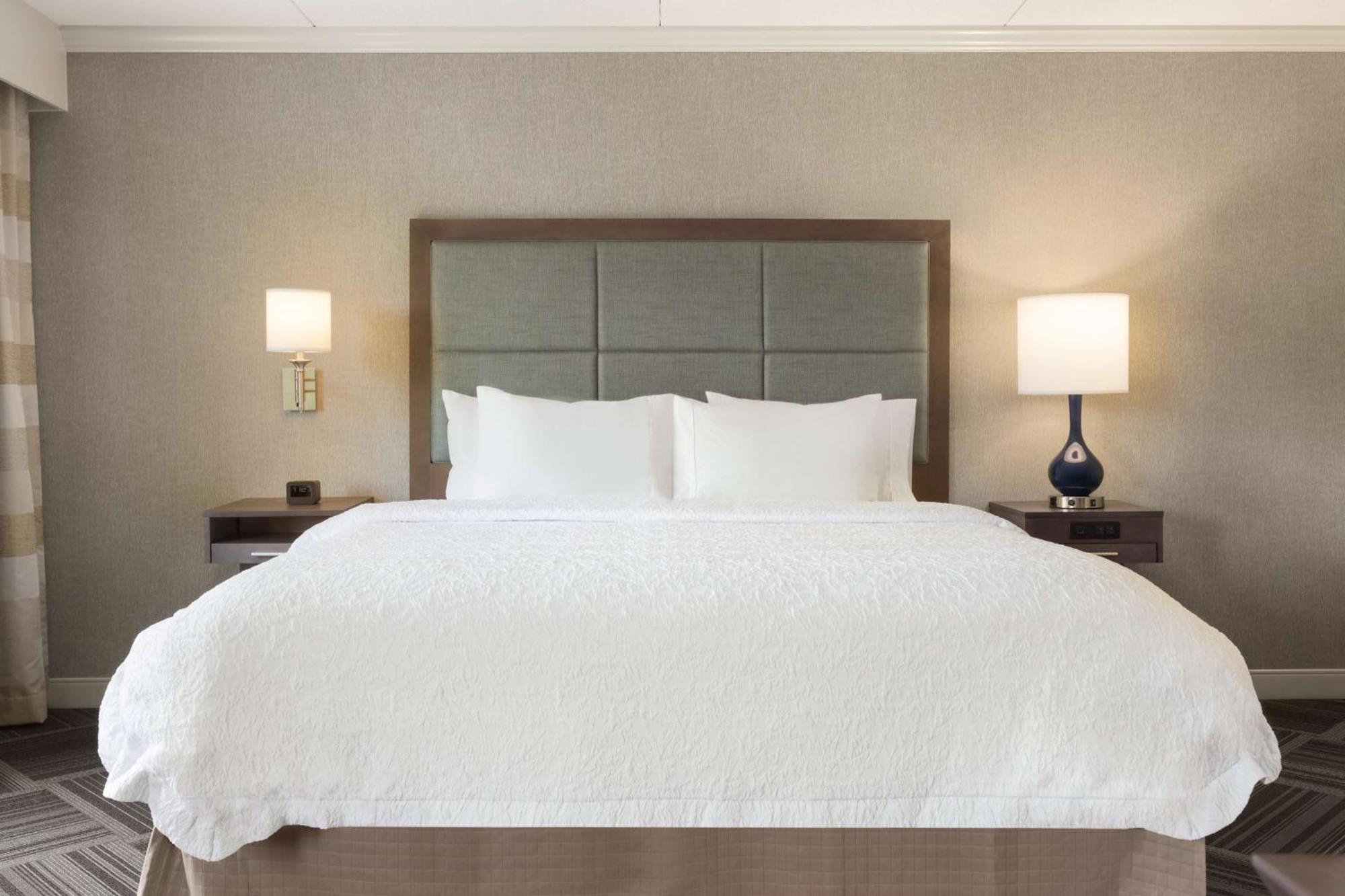 Hampton Inn & Suites By Hilton Manchester Bedford Bagian luar foto