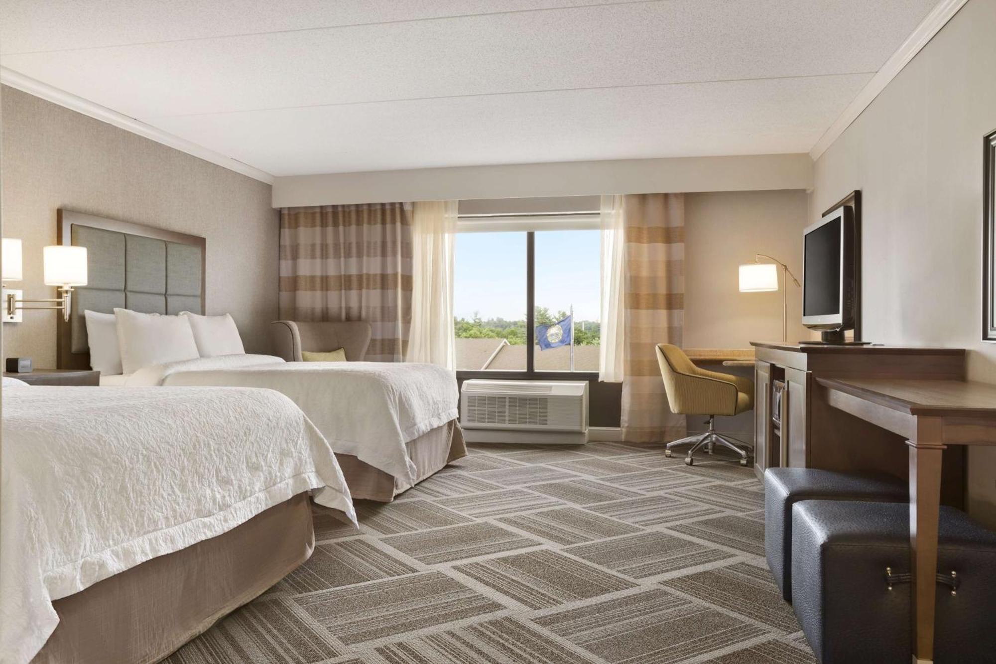 Hampton Inn & Suites By Hilton Manchester Bedford Bagian luar foto