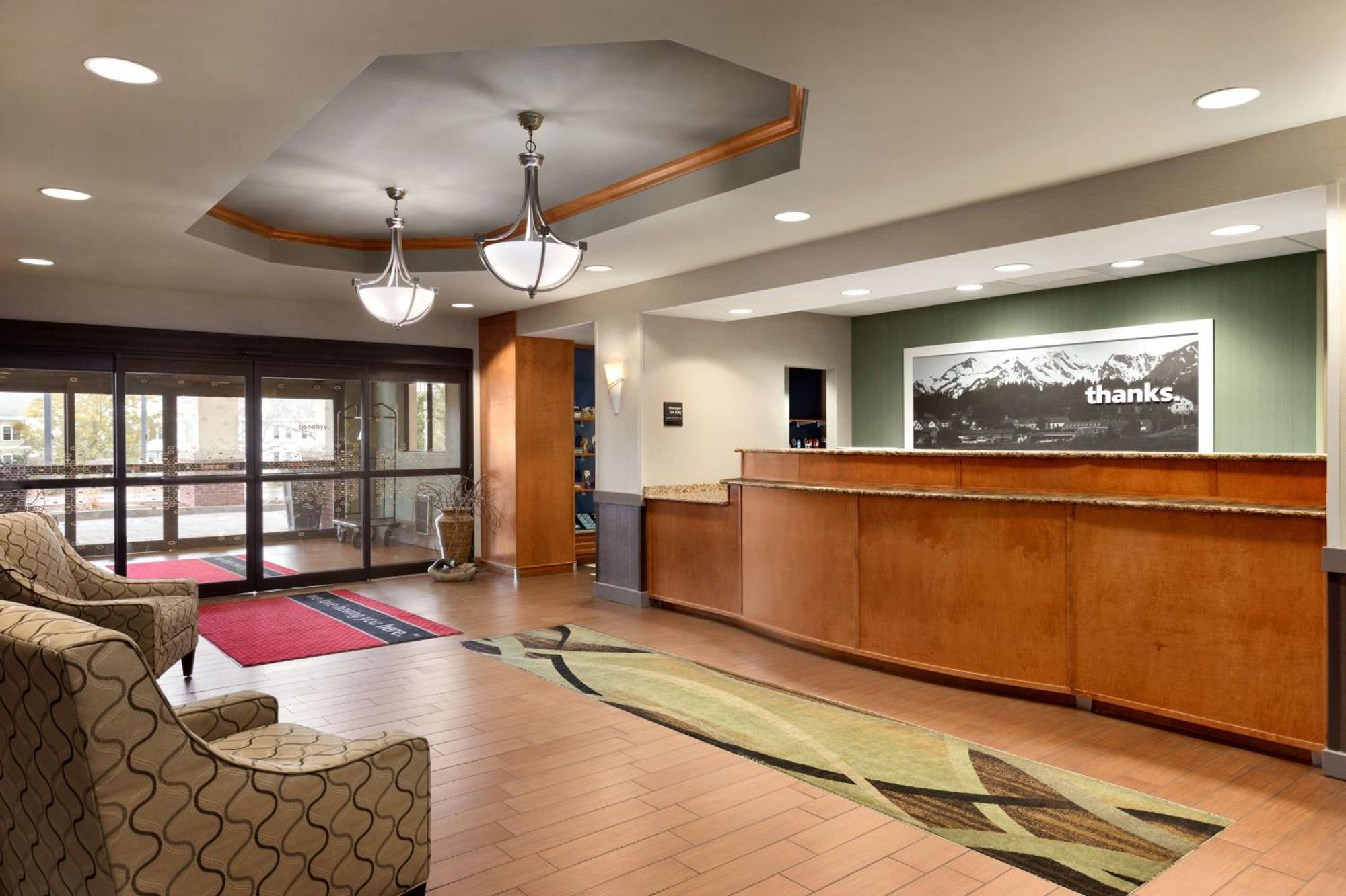 Hampton Inn & Suites By Hilton Manchester Bedford Bagian luar foto