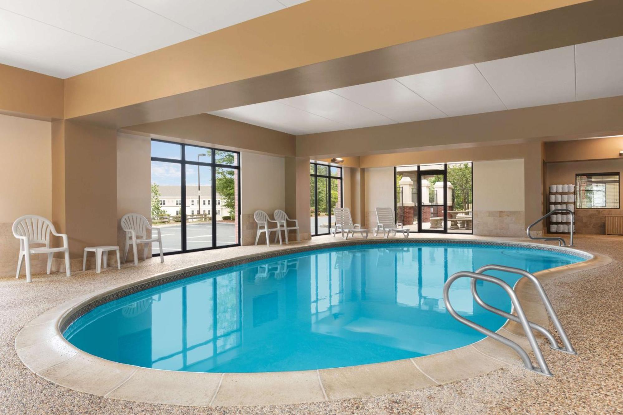 Hampton Inn & Suites By Hilton Manchester Bedford Bagian luar foto