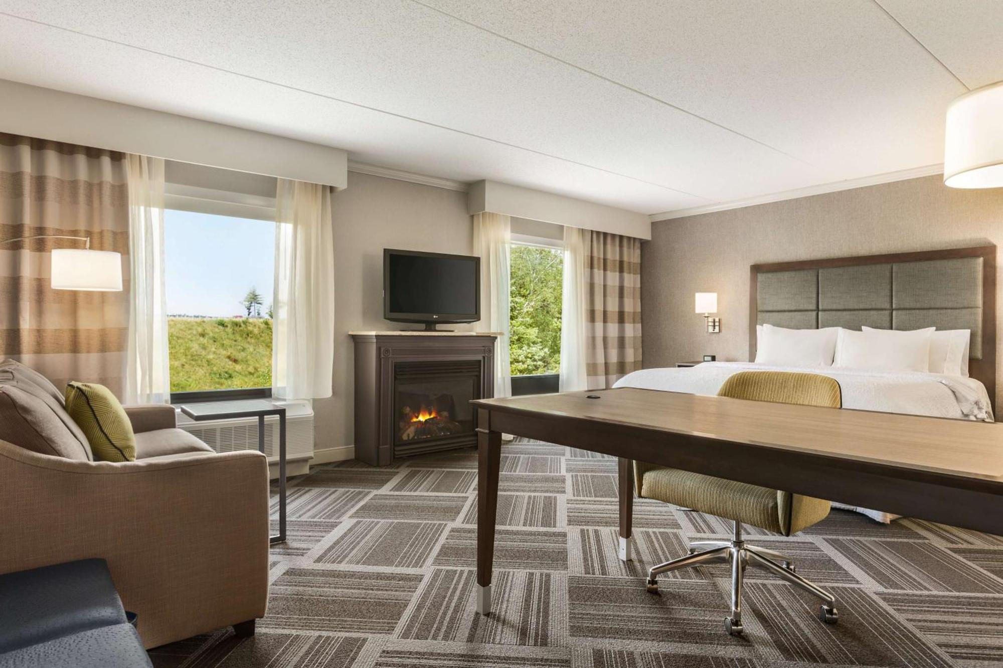 Hampton Inn & Suites By Hilton Manchester Bedford Bagian luar foto