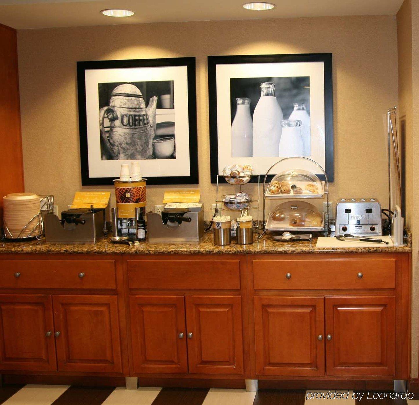 Hampton Inn & Suites By Hilton Manchester Bedford Bagian luar foto