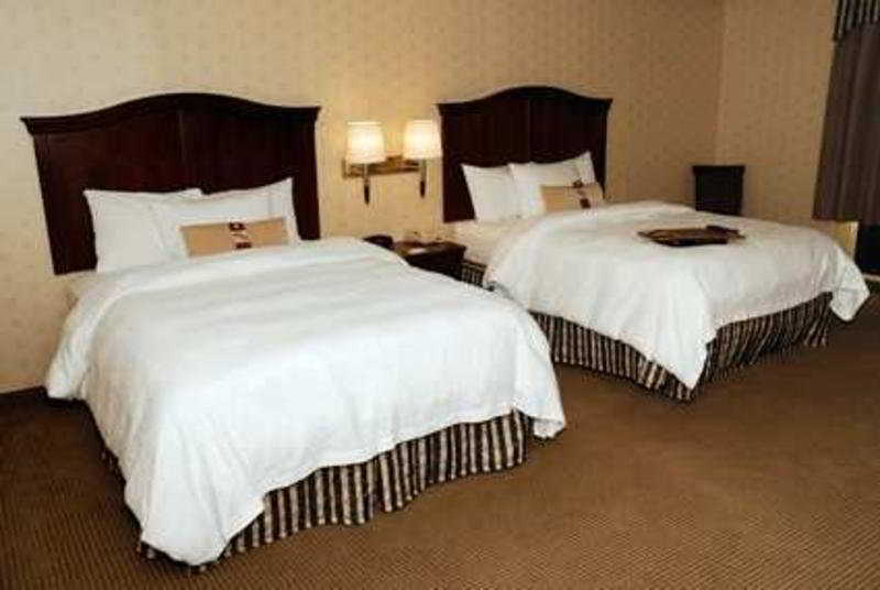 Hampton Inn & Suites By Hilton Manchester Bedford Bagian luar foto