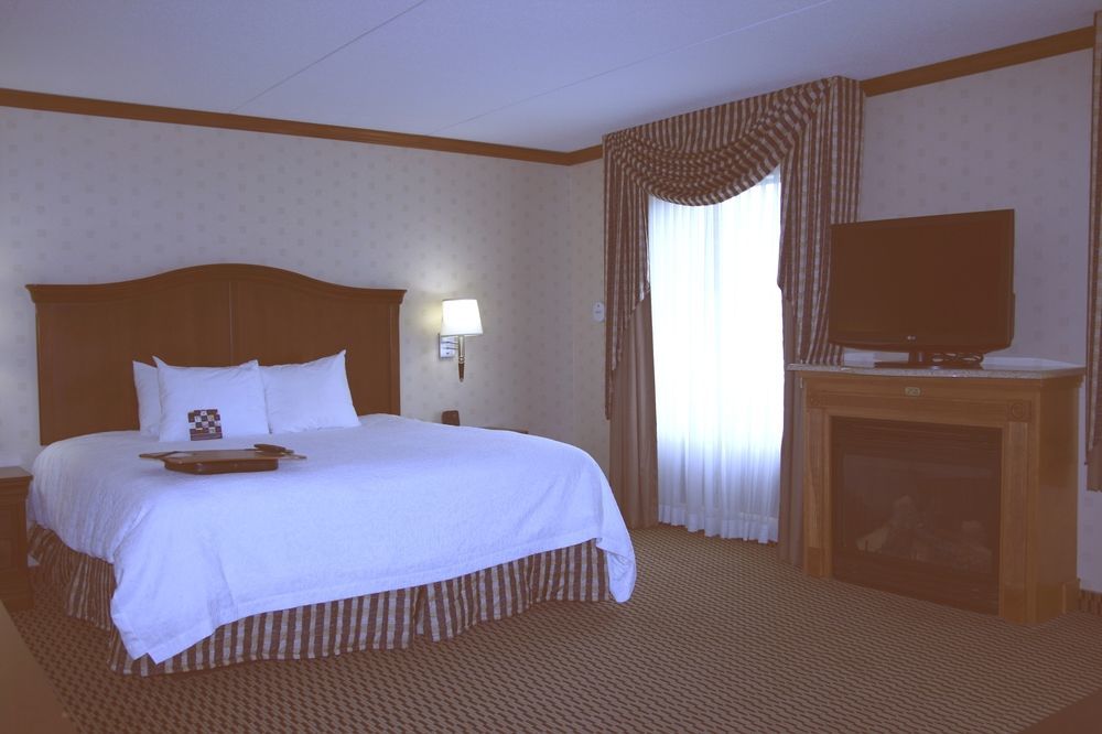 Hampton Inn & Suites By Hilton Manchester Bedford Bagian luar foto