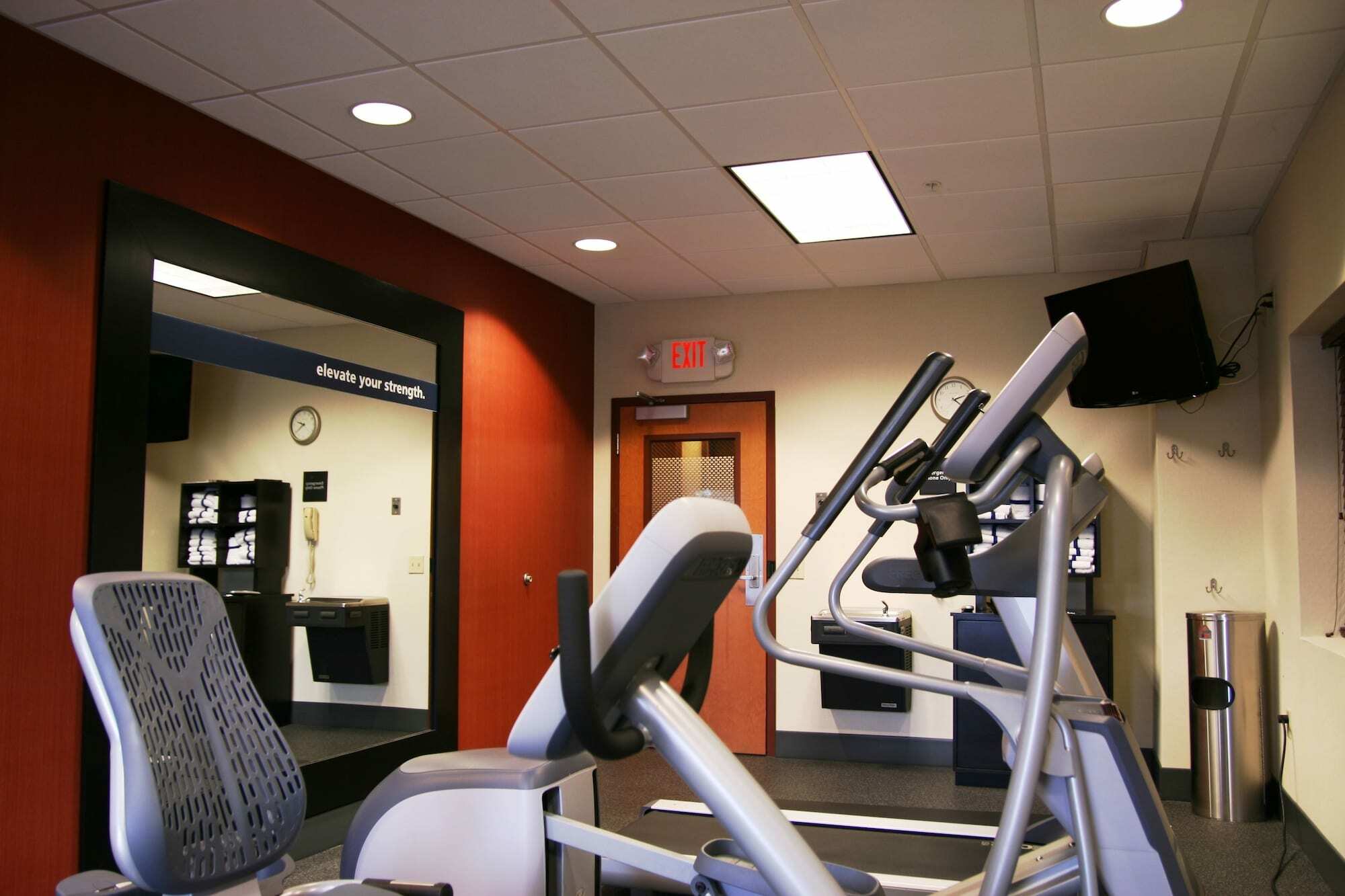 Hampton Inn & Suites By Hilton Manchester Bedford Bagian luar foto