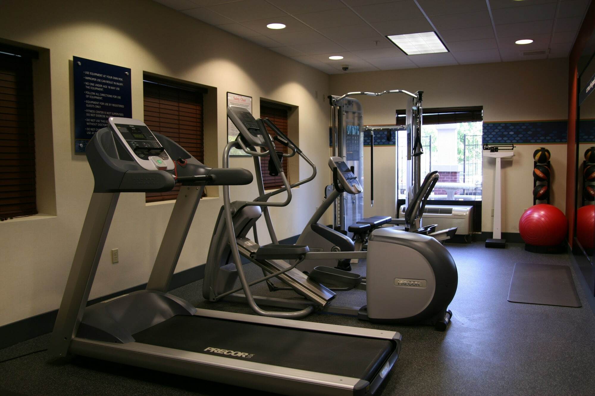 Hampton Inn & Suites By Hilton Manchester Bedford Bagian luar foto